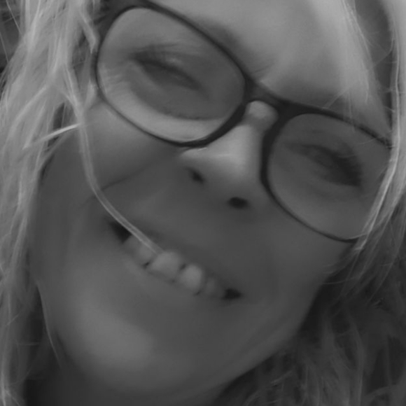 Meet your Posher, April - Picture 2 of 2